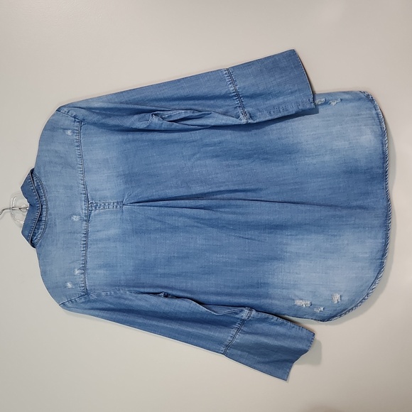 🌿 Cloth & Stone Blue Chambray Distressed High-Low Button Down, Size S ~ EUC - Picture 2 of 8